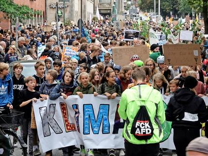 20.09.2019, Schleswig-Holstein, Kiel: Demonstranten der Bewegung Fridays for Future starten zu einem Demonstrationszug. Klimaschützer, Wissenschaftler und Gewerkschaften haben kurz vor der entscheidenden Sitzung des Klimakabinetts den Druck auf die Bundesregierung noch einmal erhöht. In Deutschland seien mehr als 500 Demonstrationen angemeldet, teilte die Bewegung Fridays for Future mit. Foto: Carsten Rehder/dpa +++ dpa-Bildfunk +++
