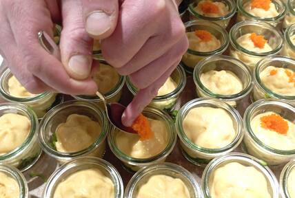 Das Amuse-Bouche in Bad Segeberg kommt traditionell vom Gastgeber-Chefkoch: Andreas Schmidt setzt auf Variationen von der Hanse Garnele.