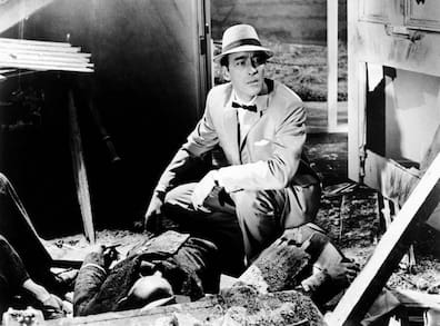 Szene aus „Das Geheimnis der gelben Narzissen“ mit Christopher Lee.