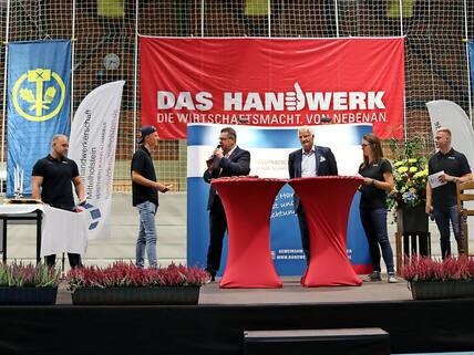 Mit frechen Fragen interviewten die Auszubildenden Marc Schütt, Luca Wagner (v. li.) sowie Wyatt Watkims und Jessi Stange (v. re.) Kreispräsident Claus Peter Dieck (3. v. li.) und Ralf Stahmer, Präsident der Handwerkskammer Lübeck.