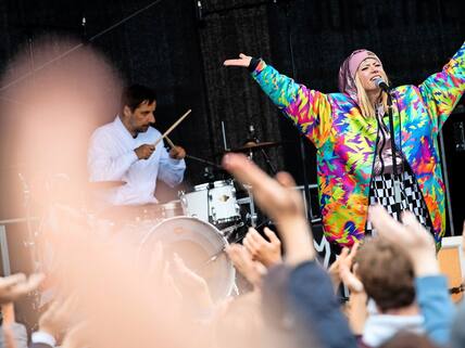 20.09.2019, Hamburg: Die Sängerin Maria Mummert und ihre Band Mia stehen bei einer Demonstration am Jungfernstieg auf der Bühne. Die Demonstranten folgen dem Aufruf der Bewegung Fridays for Future und wollen für mehr Klimaschutz kämpfen. Sie wollen damit die Streik- und Protestaufrufe in der ganzen Welt unterstützen. Foto: Christian Charisius/dpa +++ dpa-Bildfunk +++
