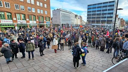Die Polizei geht von 3500 Teilnehmenden aus, die Veranstalter geben die Teilnehmerzahl mit 5000 an.