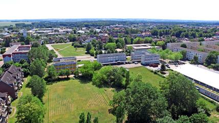 Sommer 2021: Ein Blick über den künftigen Schulcampus in Grevesmühlen, links die Regionale Schule am Wasserturm, daneben die Grundschule am Ploggensee, rechts die Mehrweckhalle.