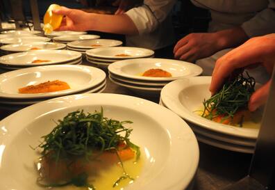 Beim Schleswig-Holstein Gourmet Festival im Vitalia Seehotel wird auf den Tellern kunstvoll und präzise gearbeitet. 