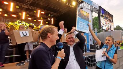 Jubel brandet auf, als der Sieg der Oldesloer feststeht. Bürgermeister Jörg Lembke freute sich, die Siegerurkunden von den Moderatoren Vèrena Püschel und Julian Krafftzig entgegennehmen zu dürfen.
