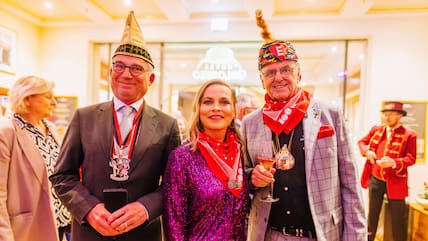 Fünf Monate nach dem Duell mit TV-Entertainer Stefan Raab ist die einstige Profi-Boxerin Regina Halmich (Mitte) mit der 18. „Goldenen Narrenschelle“ geehrt worden.