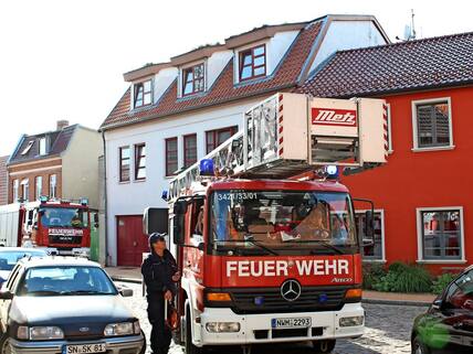 An die Rückseite des Alten Rathaus kommt die Drehleiter nicht, weil die Zufahrt durch legal geparkte Autos zu eng ist. Hier könnte bald ein Parkverbot eingerichtet werden.