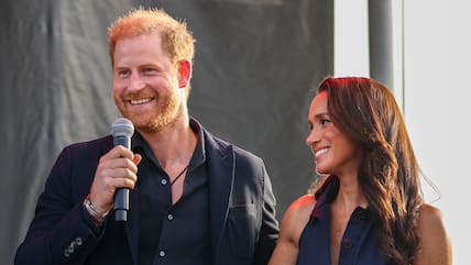 Prinz Harry und Meghan, der Herzog und die Herzogin von Sussex, betreten die Bühne des One805 Live-Konzerts auf dem Anwesen von Filmstar Costner in Summerland, Kalifornien.