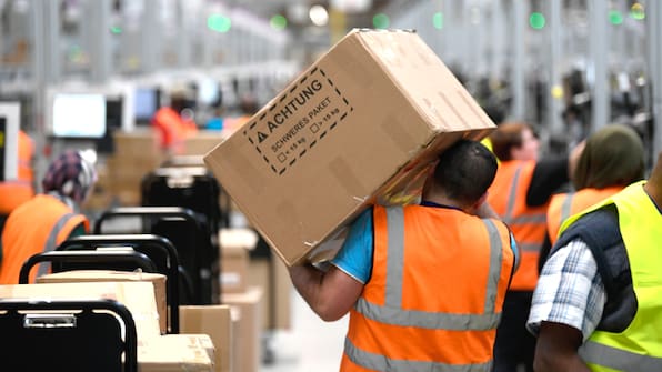 Arbeiten gegen den Countdown: EU-Abgeordnete kritisieren Leistungsdruck bei Amazon