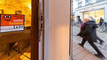 32 Mal gibt es die „Nette Toilette“ in Lübeck und Travemünde: auch hier im Café Calma in Lübeck an der Hüxstraße.