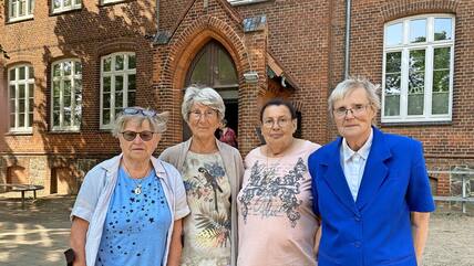 Erika Heuer, Jutta Köster, Christel Täufel und Helga Schmittke beim Jahrgangstreffen von 1946 in Grevesmühlen.