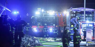 Die Feuerwehrleute erhielten bei ihrem Einsatz im Hamburger Hafen Unterstützung von Löschrobotern aus Niedersachsen. 