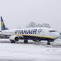 Ryanair-Flugzeug im Schnee.