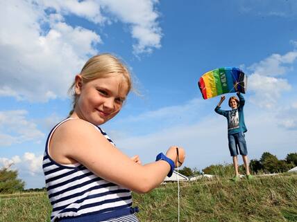 Auf der Ostsee beim Campingplatz Strukkamphuk auf Fehmarn üben Paula (9) und ihr Bruder Hannes (12) Stand-Up-Paddling (SUP). Die beiden kommen aus Coburg in Bayern haben zu Hause auf einem See schon einmal geübt. Auf der Ostsee ist es ihr erster Tag auf dem Board. „Der Unterschied zum See ist: Man fällt schneller rein“, beschreibt Paula ihre Erfahrung mit dem leichten Wellengang. Laut SUP-Lehrer Tom Rettenberger (34) lernen die meisten Kursteilnehmer schon bei der ersten Stunde im Wasser das Stand-Up-Paddling ziemlich gut. „Das Schöne ist, man kann es immer machen, außer wenn zu viel Wind und Wellen sind.“ Auch an diesem Sonntag bietet der Surfshop Fehmarn in Strukkamphuk einen Kurs speziell für Kinder, er beginnt um 11 Uhr. Er dauert zwei Stunden und kostet 35 Euro. Anmeldung unter Tel. 04371-5888. Außerdem können für zehn Euro die Stunde bis 16 Uhr im Stundenturnus SUP-Boards geliehen werden, solange der Wind nicht zu stark wird. Das könnte ab 16 Uhr der Fall sein, nehmen die Betreiber an.