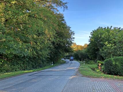 Eine kurvenreiche, gefährliche Strecke: An der B 75 in Reinfeld fehlt der Fahrradweg. Viele Unfälle sind hier schon passiert.