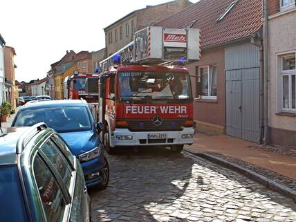 Durch ein etwas zu weit vom Kantstein geparktes Auto wird die Hinterstraße zum Nadelöhr.