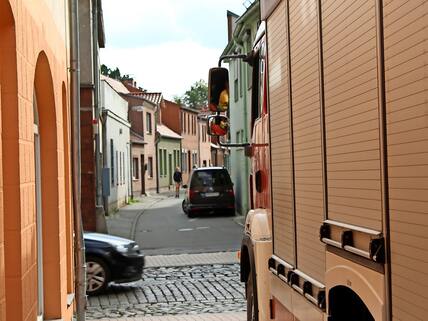 Enge Gassen werden durch geparkte Autos fast unpassierbar für die Feuerwehr.