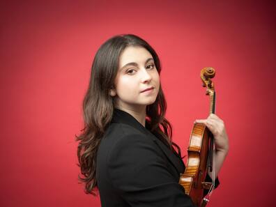 Louisa Staples hat sich beim Wettbewerb des Deutschen Musikinstrumentenfonds 2024 eine wertvolle Leihvioline erspielt. 