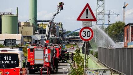 Einsatzfahrzeuge der Hamburger Feuerwehr an der Einsatzstelle in Hamburg-Veddel.