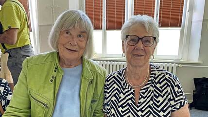 Schwelgen beim Klassentreffen in Erinnerungen: Ingrid Reuschling und Ursula Stoffregen sind 1946 in Grevesmühlen eingeschult worden