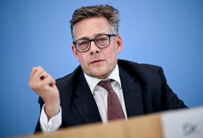Konstantin von Notz (Bündnis 90/Die Grünen) bei einer Pressekonferenz