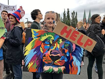 Isabel Hemeter (19) hat extra für die Demo einen knallbunten weinenden Löwen gemalt.
