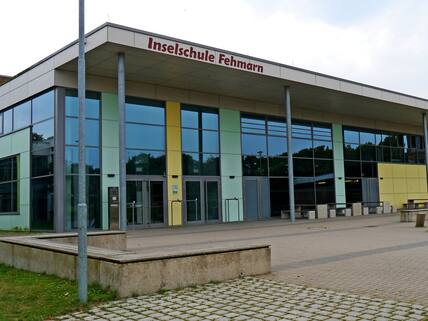 Über die Sommerferien wurden im Altbau der Inselschule auf Fehmarn alte Akustikdecken im Wert von 17 000 Euro erneuert, Malerarbeiten für 3000 Euro ausgeführt und Außenjalousien im Wert von 3000 Euro erneuert.