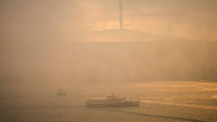 Fährschiffe können derzeit wegen des Nebels nicht den Bosporus überqueren.