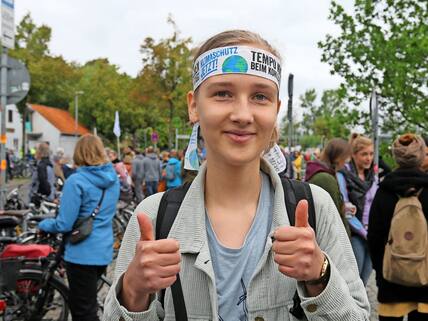Emilia Pisanzio (16) trägt ein Stirnband der Fridays For Future-Bewegung.