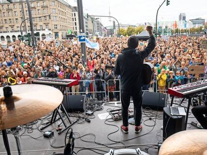 20.09.2019, Hamburg: Der Musiker Bosse singt auf einer Demonstration am Jungfernstieg. Die Demonstranten folgen dem Aufruf der Bewegung Fridays for Future und wollen für mehr Klimaschutz kämpfen. Sie wollen damit die Streik- und Protestaufrufe in der ganzen Welt unterstützen. Foto: Christian Charisius/dpa +++ dpa-Bildfunk +++