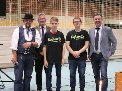 Eine kleine Gruppe: Der Handwerksbereich Sanitär, Heizung, Klima wurde durch Obermeister Lars Krückmann, Lehrlingswart Jens Sellhorn, die Auszubildenden Maximilian Job aus Groß Rönnau und Marc-Alexander Kühl aus Bad Segeberg und den stellvertretenden Obermeister Volker Albers (v. li.) repräsentiert.