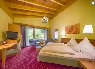 Komfortable Zimmer mit viel Holz und warmem Schwarzwald-Ambiente.