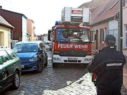 Michel Begemann vom Ordnungsamt begleitete die Testfahrt und schrieb Strafzettel.