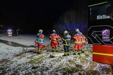 Die Person wird an Land gebracht und versorgt. Schwerstarbeit für die Einsatzkräfte bei Minustemperaturen am Mittwochabend im Oldenburger Stadtpark.