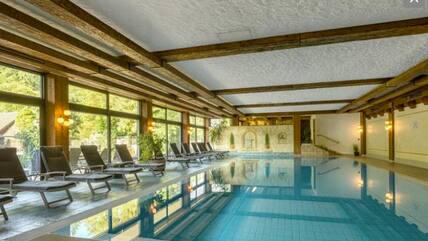 Entspannen im großzügigen Hotelpool mit Panoramafenstern zum Schwarzwald.