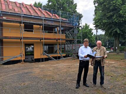 Das Pädagogium in Bad Schwartau bekommt einen Anbau. Die Situation am privaten Gymnasium war beengt, wissen Architekt Uwe Witaszak und der stellvertretende Schulleiter Hartwig Jaecks (r.). Finanziert wird der Anbau überwiegend aus Rücklagen, die in den letzten zehn Jahren gebildet wurden. Auch vom Land gibt es noch einen Zuschuss.