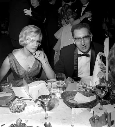Ingrid van Bergen neben dem Spiegel-Redakteur Stähle. Rund 2000 Gäste amüsierten sich am 10. November 1962 in der Bonner Beethovenhalle auf dem jährlichen Bundespresseball. 