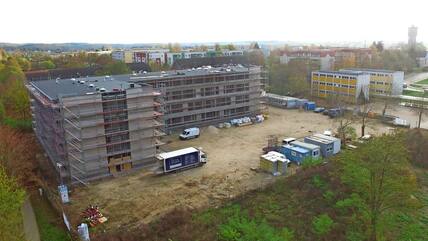 Der Schulcampus im November 2022:  Der Rohbau der Regionalschule steht, doch Verzögerungen beim Fensterbau bereiten Probleme. 