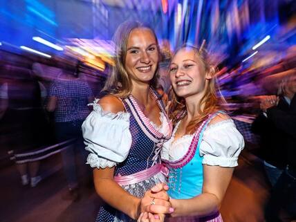 Oktoberfest in der MuK, Sabrina Muster (20, l.) und Ida Mahnke (19) aus Groß Sarau Foto : U