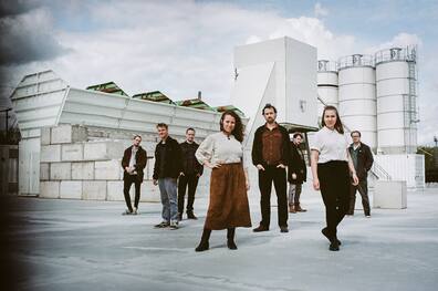 Es groovt, es ist sphärisch, mal leicht, mal schwer, wenn "Humming Bee" live loslegen. 