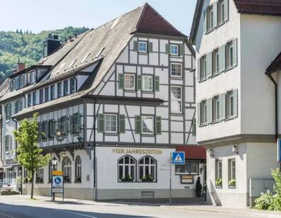 Das Flair Hotel Vier Jahreszeiten von außen