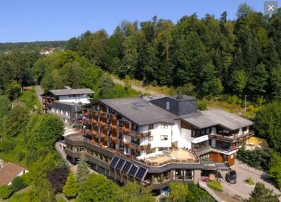 Eingebettet in die Wälder des Kapfenhardter Tals liegt das Ringhotel Mönchs Waldhotel.