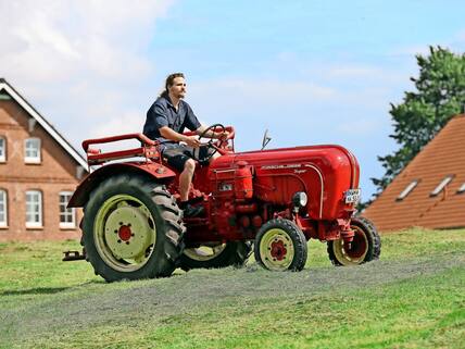 Der „Hof Alte Zeiten“ in Schattin (Nordwestmecklenburg) vermietet bis Ende Oktober Oldtimertrecker. Bei Norbert Koop (61) stehen acht Trecker zur Wahl. Auch sonntags kann ab Mittag gefahren werden, mit Voranmeldung über einen Anruf. Eine Stunde Fahrt, mit Einweisung und einer Route durch den Wald und das Dorf kostet 35 Euro. Der Porsche-Trecker liegt bei 42 Euro. Voraussetzungen sind Führerschein der Klasse B, festes Schuhwerk und ein Mindestalter von 25 Jahren. Beliebt sind der M.A.N-Trecker Bauahr 1961 mit 22 PS und der Porsche mit 34 PS, er wurde im Jahr 1960 gebaut. Anmeldungen sind möglich unter der Rufnummer 038821-66492 oder koop@reetdachurlaub.de.