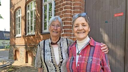 Barbara Hahn, geb. Koch (84) und Lilli Albert, geb. Hermann (84) sind beide zusammen auf die Fritz-Reuter-Grundschule gegangen.