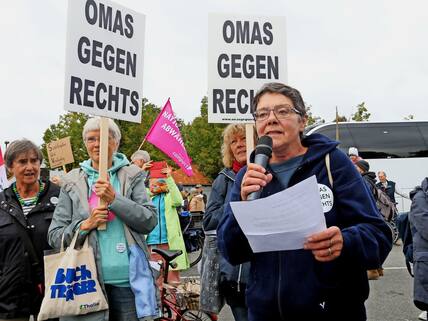 Jetzt sprechen die Lübecker „Omas gegen Rechts“. Angelika Lischke (69): „Wir unterstützen eure Forderungen. Bleibt laut. Bleibt kritisch.“