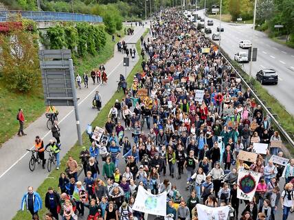 20.09.2019, Schleswig-Holstein, Kiel: Demonstranten der Bewegung "Fridays for Future" laufen über die B76, eine Route, die sie vor Gericht erstritten hatten. In Deutschland seien mehr als 500 Demonstrationen angemeldet, teilte die Bewegung Fridays for Future mit. Foto: Carsten Rehder/dpa +++ dpa-Bildfunk +++