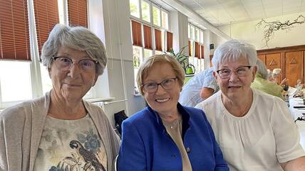 Jutta Köster, Renate Demnitz-Oldendorf und Brunhilde Krause freuen sich, sich nach so vielen Jahren wieder zu sehen.