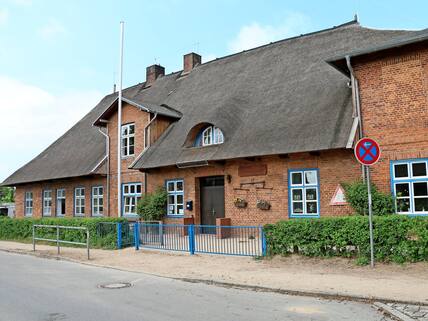 Das Gebäude, in dem sich die Grundschule Fissau befindet, stammt laut Denkmalliste aus dem Jahr 1870. Für mehr Platz wurde eine Hausmeister-Wohnung umgebaut.