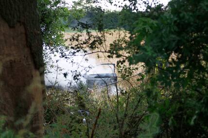 Pfingsten war ein Schweizer Autofahrer gegen den Baum (li.) gekracht und tödlich verletzt worden. Jetzt war der Audifahrer rechts am Baum vorbeigefahren, hatte den Baumn nur touchiert und sich dann auf dem angrenzenden Feld überschlagen.