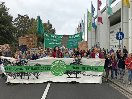 Es ist ein Marsch der Generationen. Tausende ziehen an der MuK vorbei.